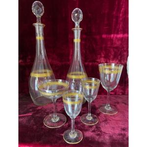 55 Verres Cristal  + 2carafes- Baccarat-ou St Louis-Décor doré à La feuille sur le buvant + liserai doré sur la base