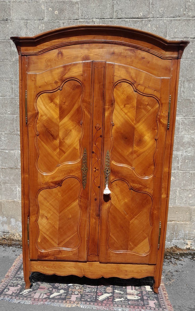 Armoire En Merisier Blond De Style Louis XV, d'époque 19ème 