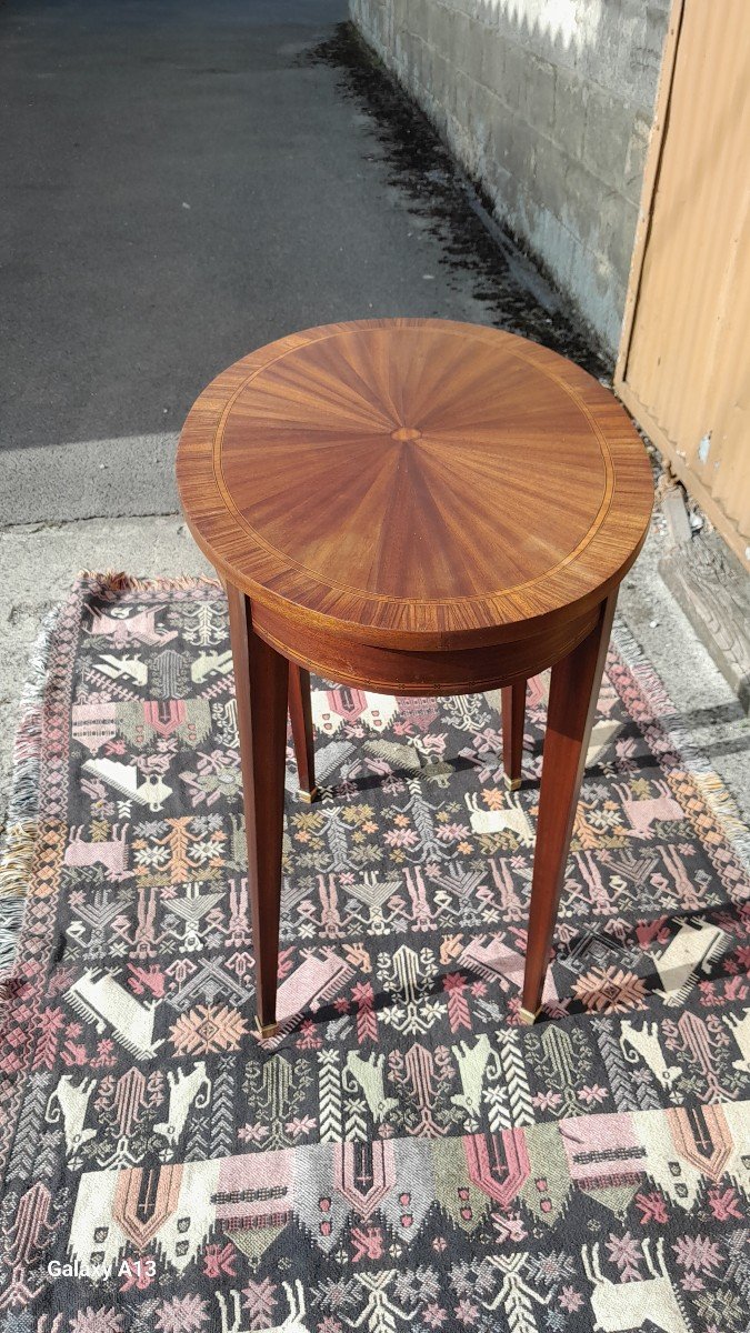 Petite table de salon en marqueterie de style Louis XVI, d'époque Fin 19ème. 