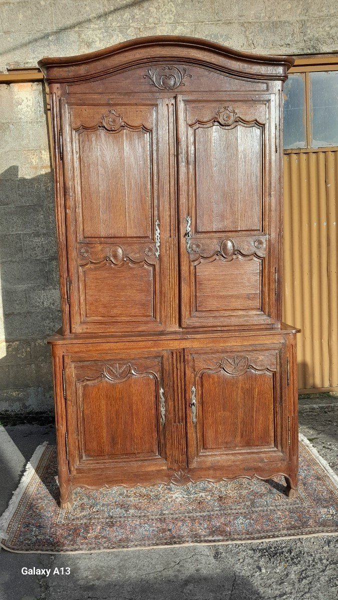Buffet Deux Corps En Chêne mouluré et sculpté, Louis XV, d'époque 18ème. 