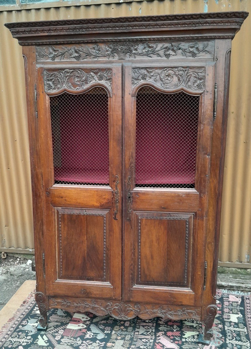 Petite  armoire moulurée et sculptée, grillagée En Chêne Louis XIV ,d'époque XVIII ème. 