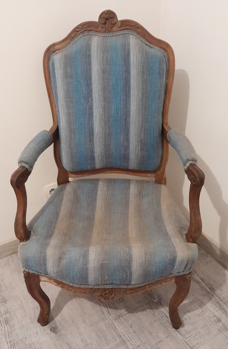 Fauteuil En Noyer d'époque Louis XV, 18ème. 