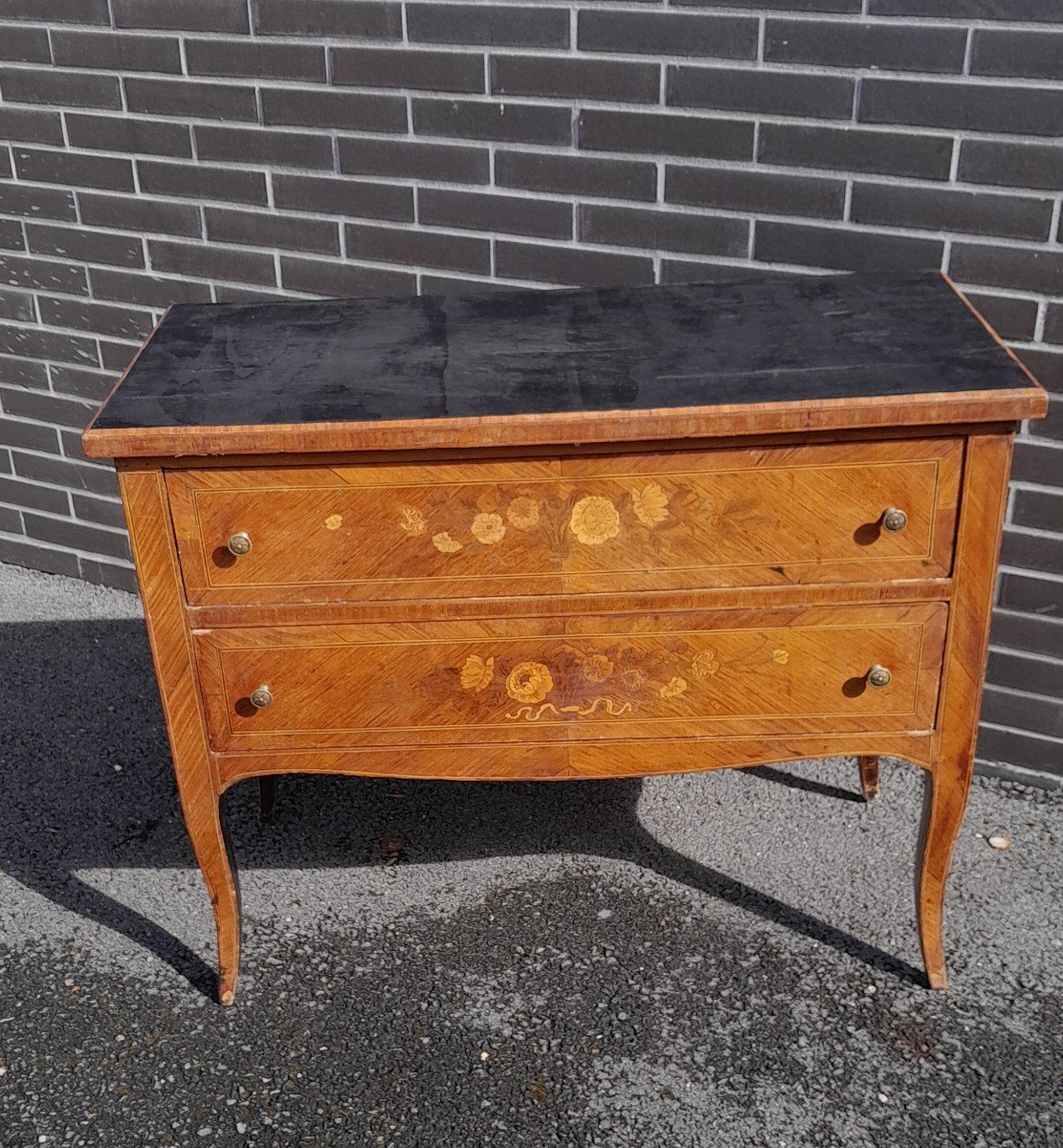 Commode Sauteuse En Marqueterie De Style Transition, d'époque 19ème. 