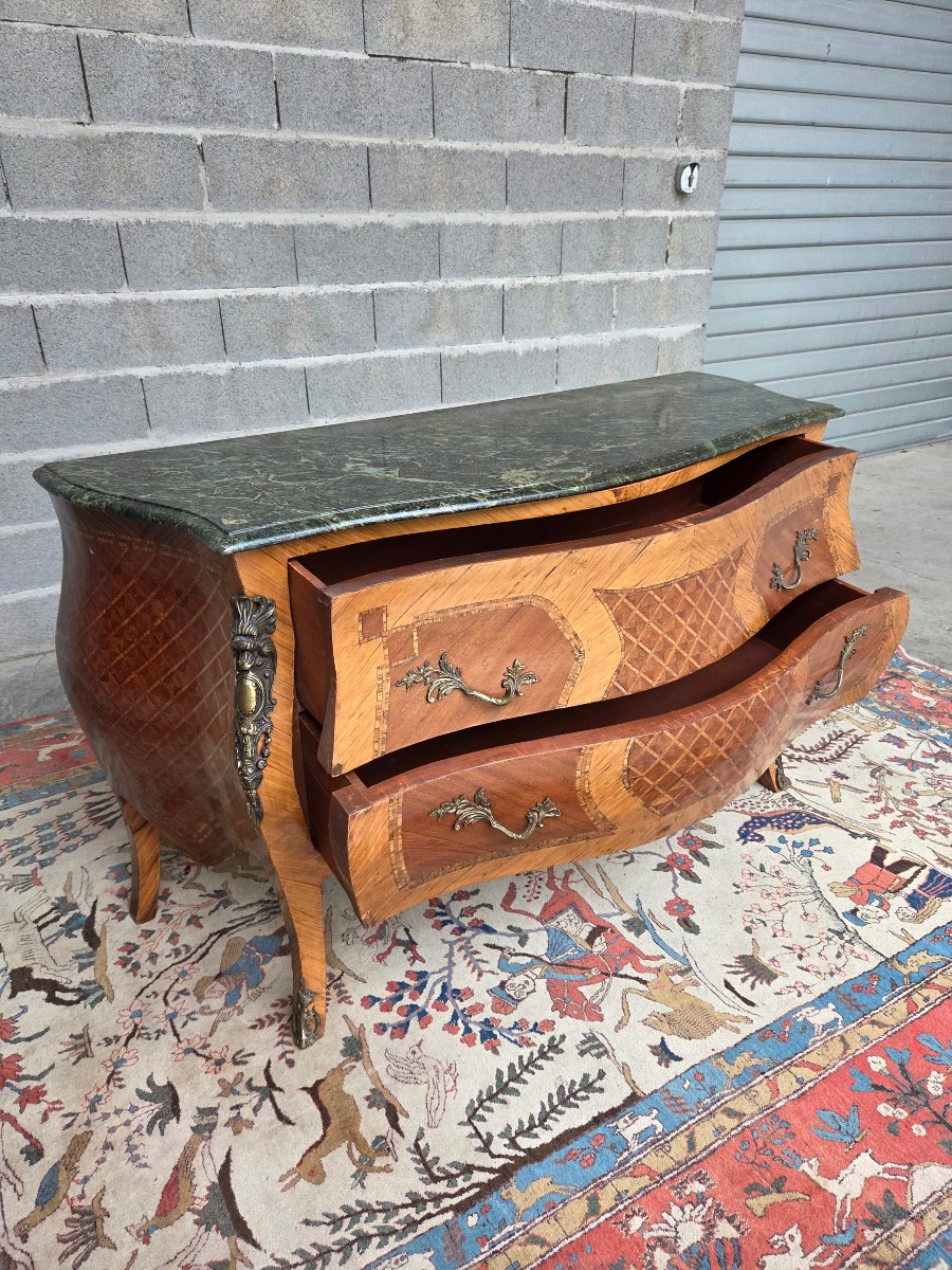 Commode galbée en marqueterie, Louis XV, d'époque XXème -photo-1