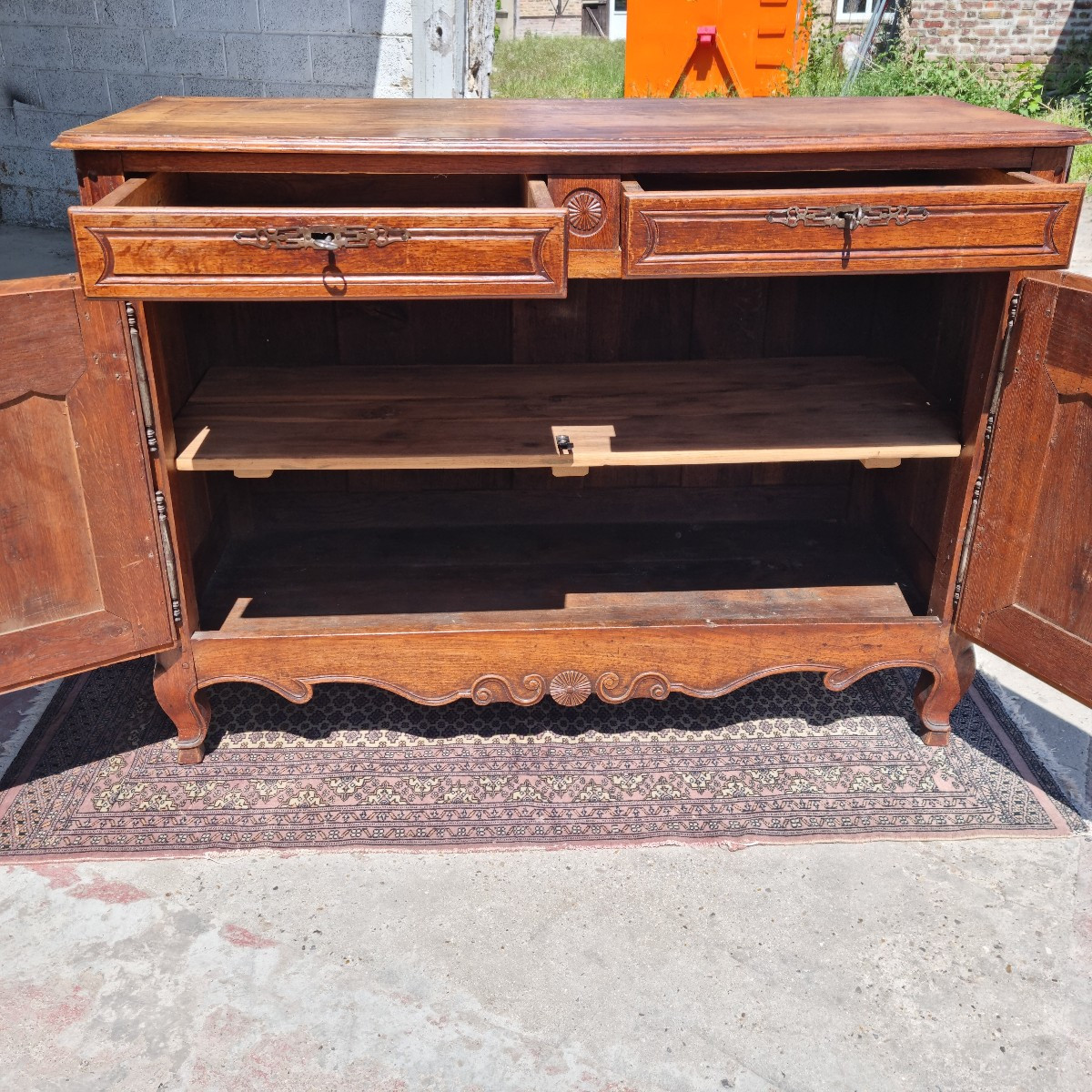 Buffet bas en Chêne mouluré et sculpté,  Louis XV,  d'époque 18ème -photo-1