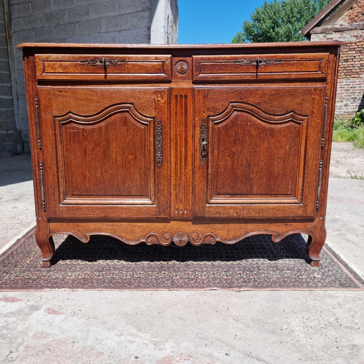 Buffet bas en Chêne mouluré et sculpté,  Louis XV,  d'époque 18ème 
