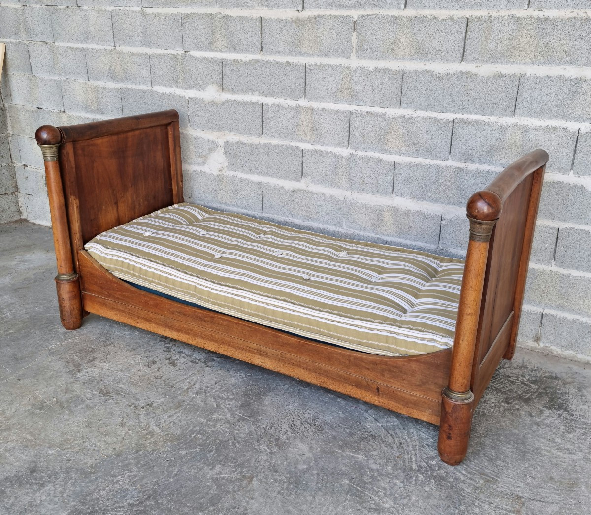 Lit en noyer de coin à  colonnes détachées, Empire, d'époque XIXème