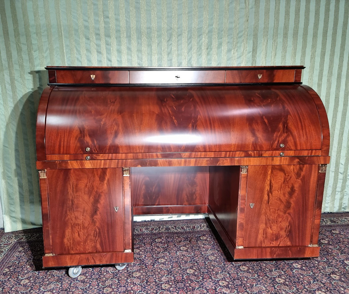 Bureau à cylindre en acajou. De milieu, style Empire d'époque XXème