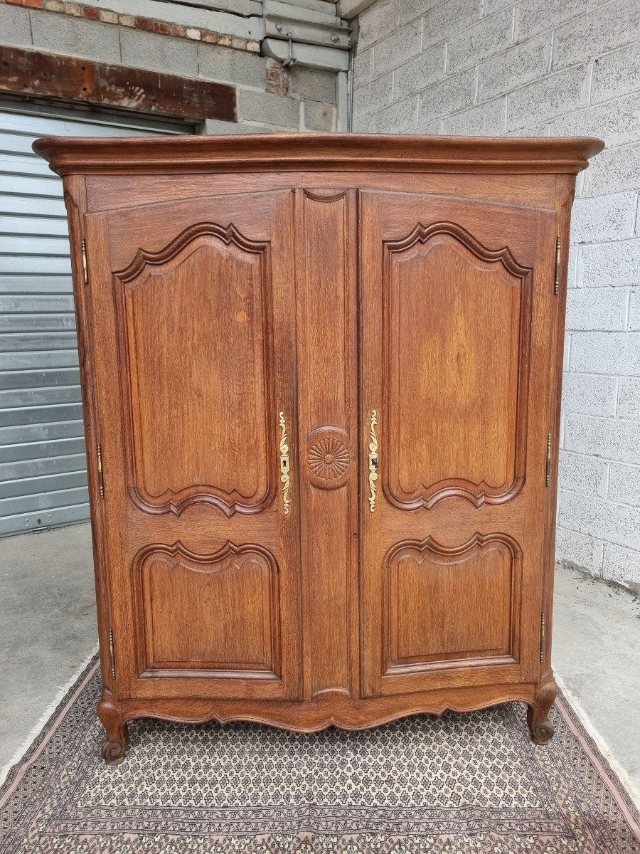Armoire en chêne moulurée, galbée en façade, Louis XV d'époque XIXème 