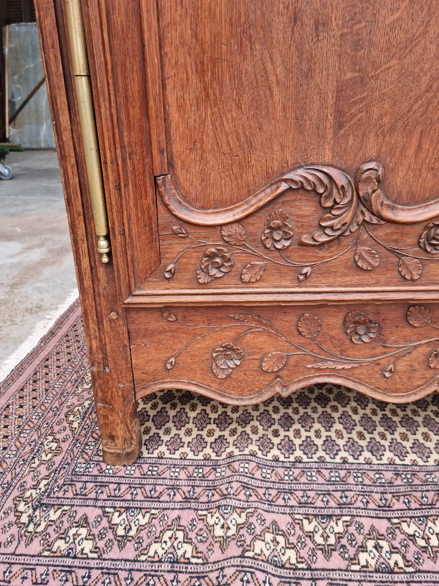 Louis XIV Style Carved Molded Oak Wardrobe From The 19th Century. -photo-3