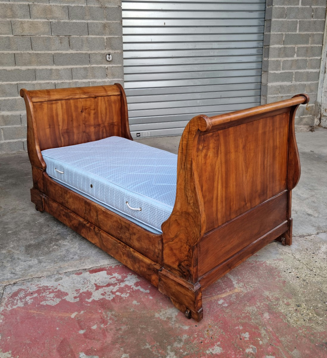 Lit bateau de coin en noyer, Restauration,  d'époque XIVème.-photo-2