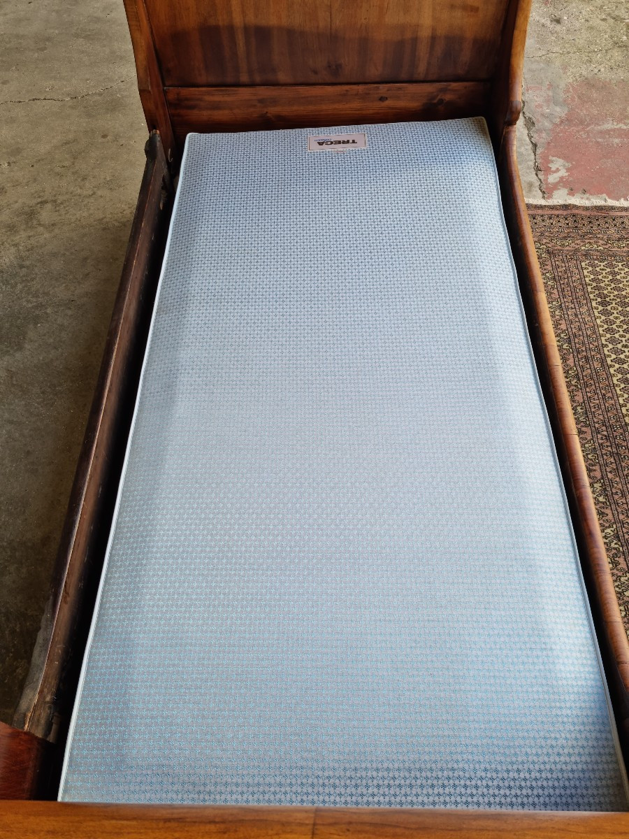 Lit bateau de coin en noyer, Restauration,  d'époque XIVème.-photo-1