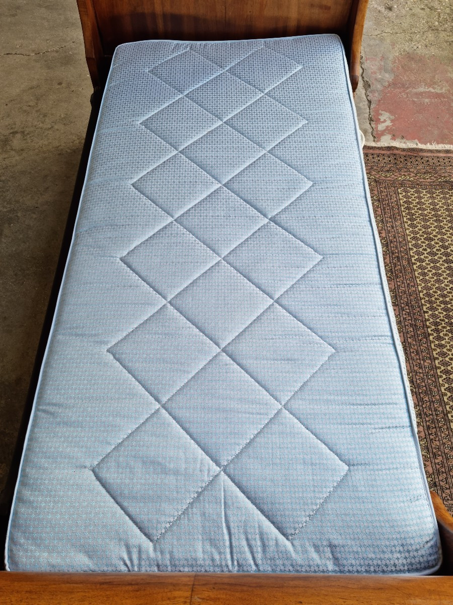 Lit bateau de coin en noyer, Restauration,  d'époque XIVème.-photo-2