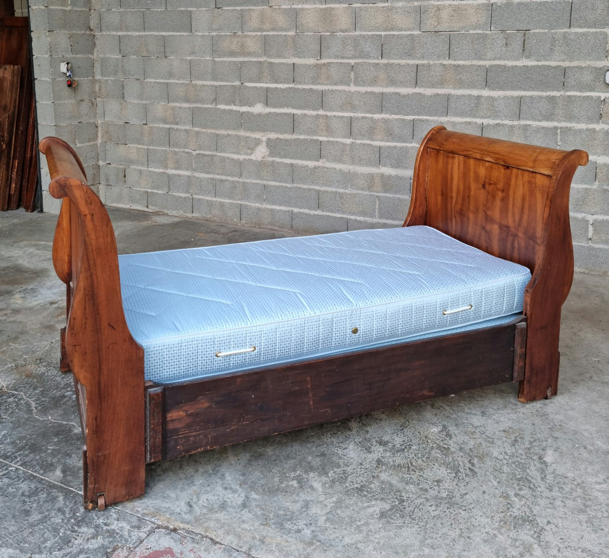 Lit bateau de coin en noyer, Restauration,  d'époque XIVème.-photo-3