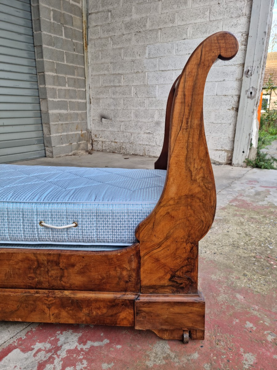 Lit bateau de coin en noyer, Restauration,  d'époque XIVème.-photo-4