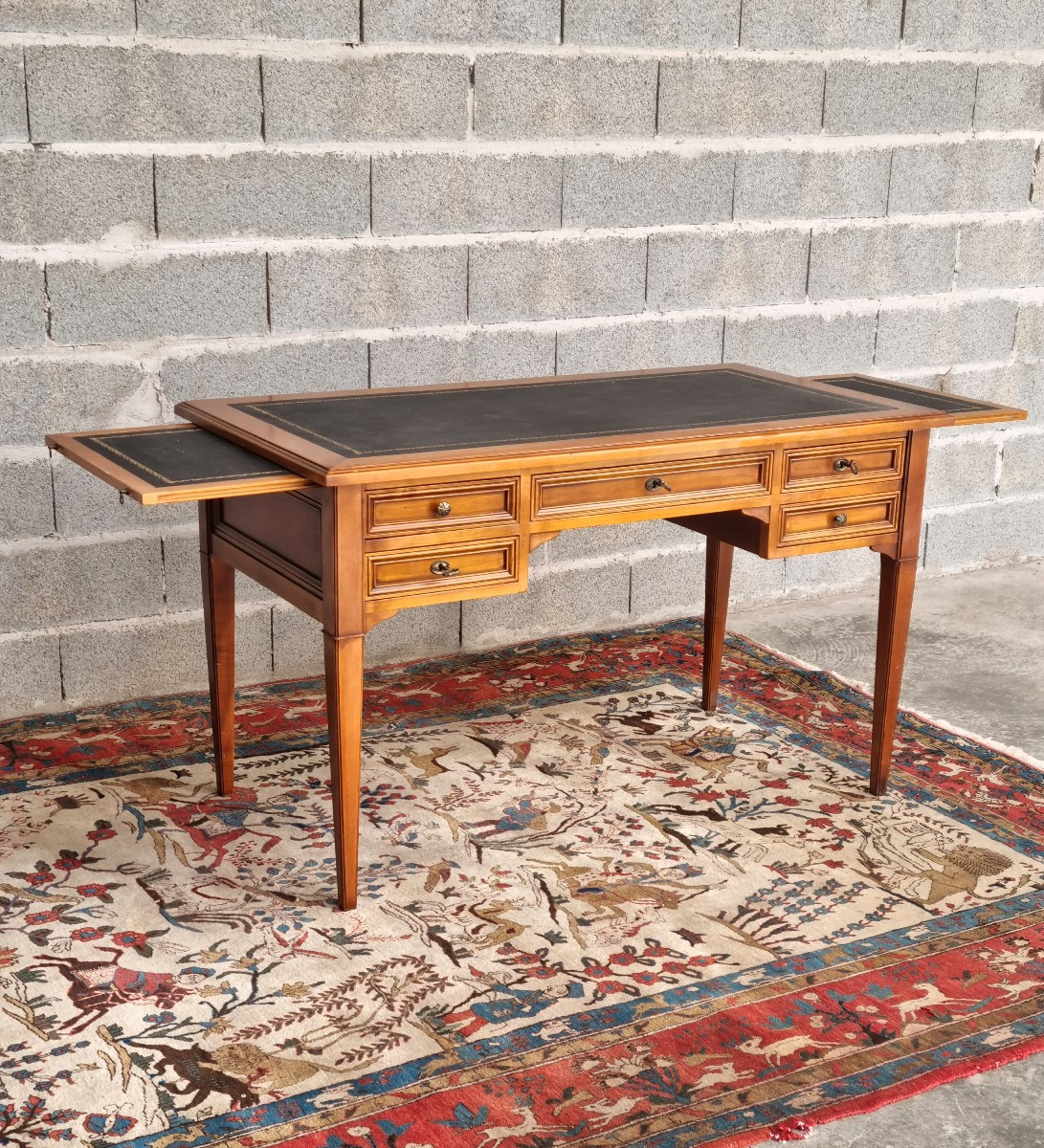 Bureau de milieu, en merisier clair, deux tirettes. Louis XVI , d'époque XXᵉ siècle – -photo-2