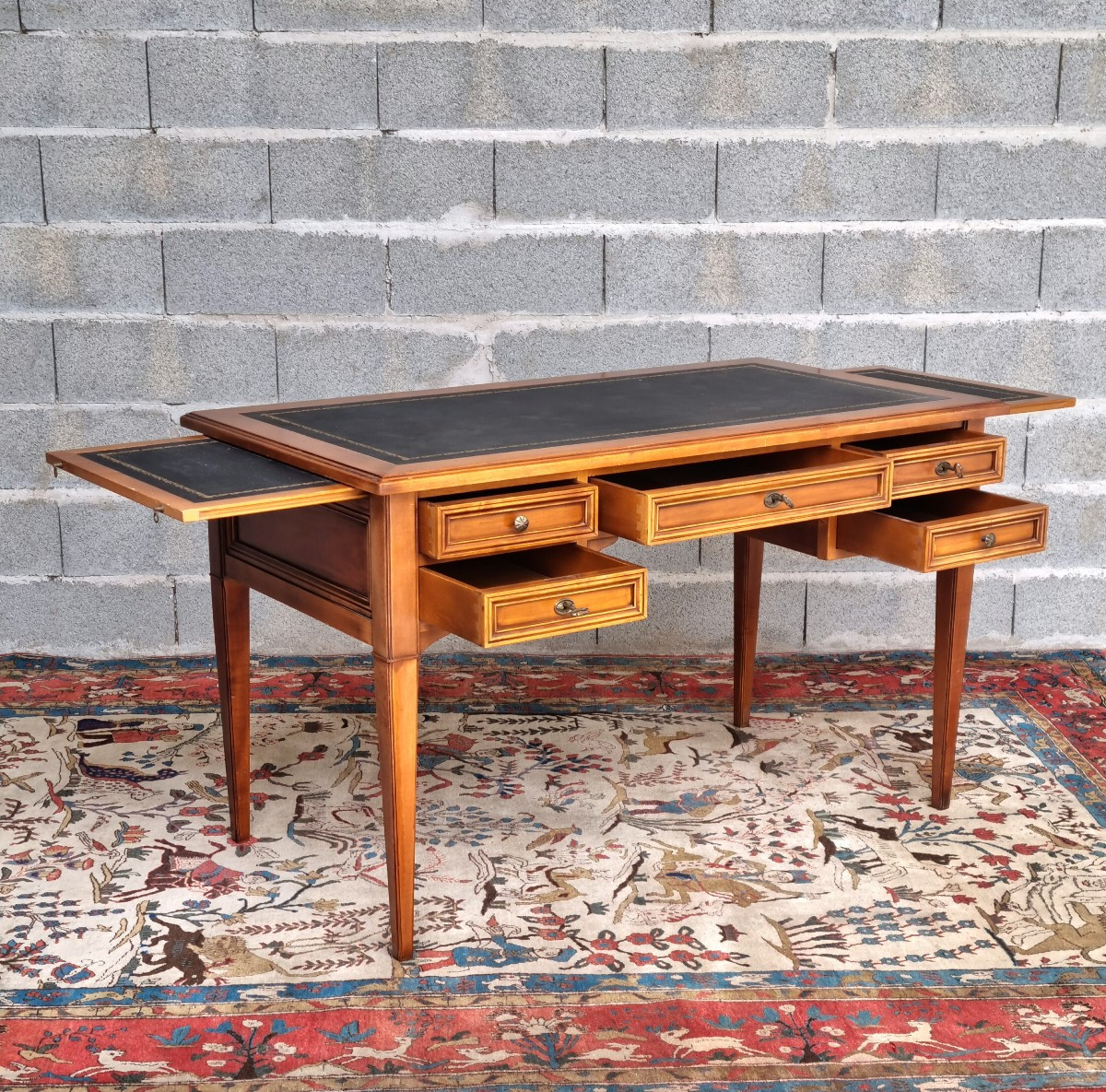 Bureau de milieu, en merisier clair, deux tirettes. Louis XVI , d'époque XXᵉ siècle – -photo-3