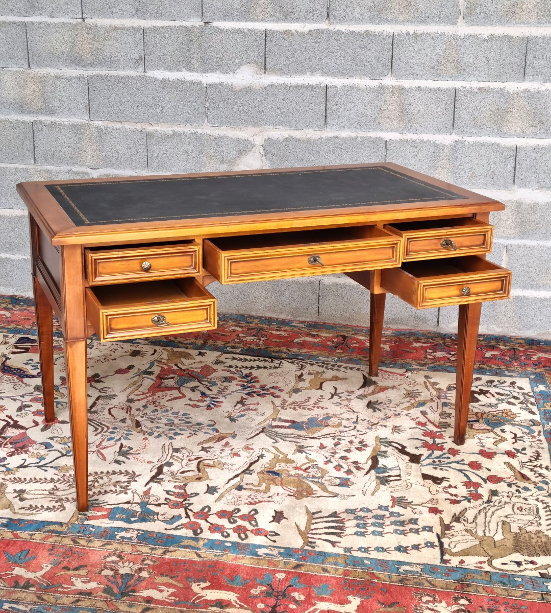 Bureau de milieu, en merisier clair, deux tirettes. Louis XVI , d'époque XXᵉ siècle – -photo-1