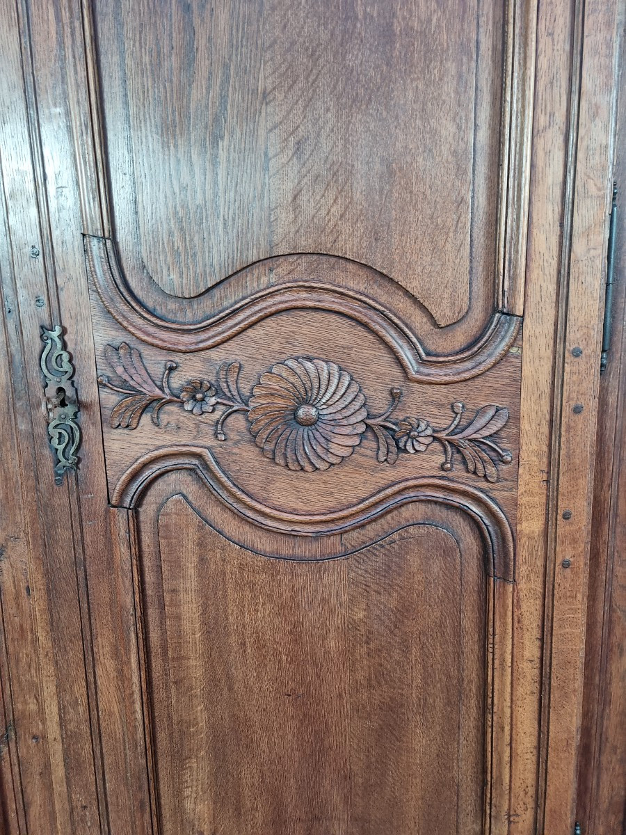 Armoire en chêne moulurée sculptée, Louis XV, d'époque XVIII ème. -photo-4