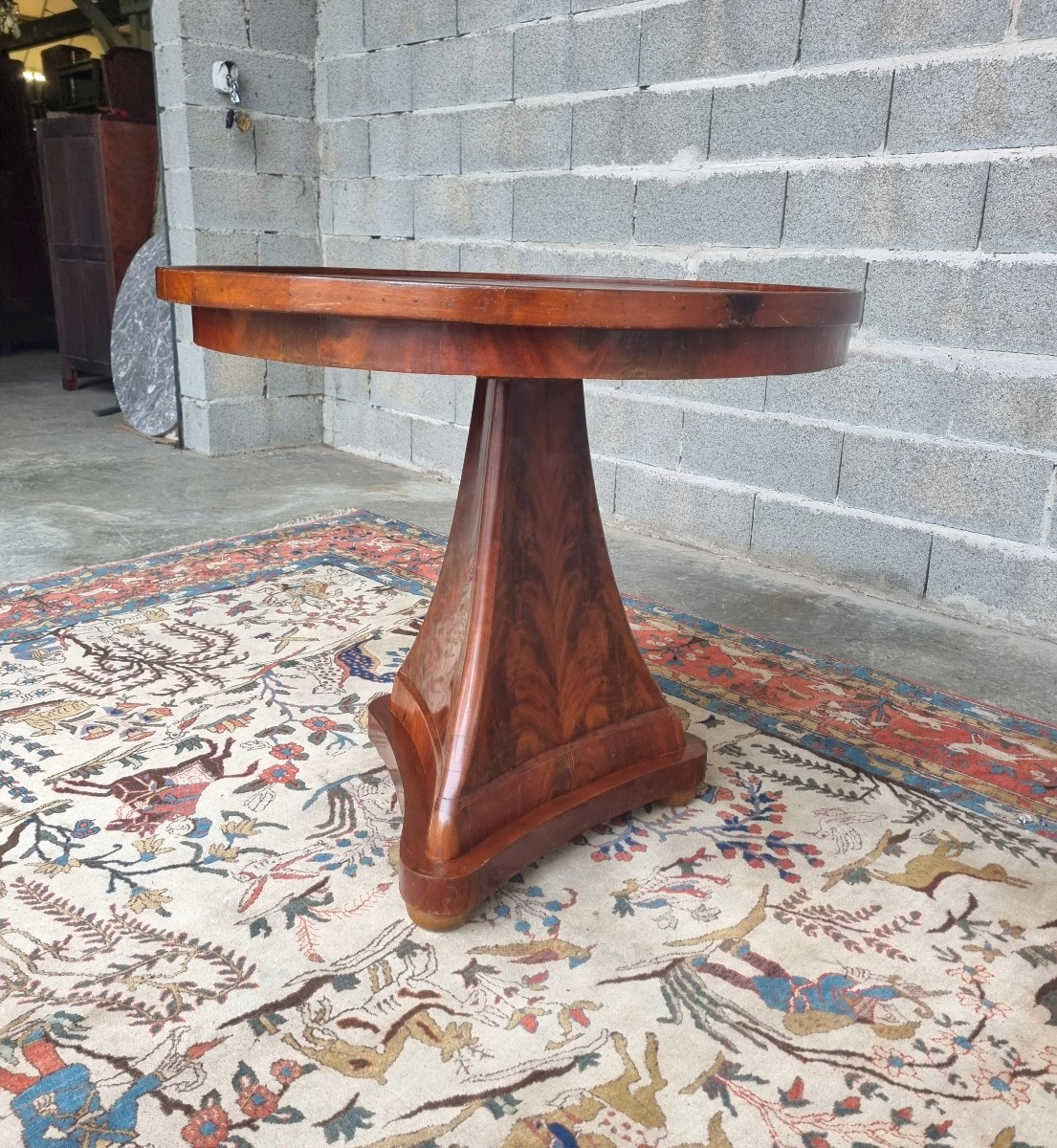 Guéridon en acajou flammé,  plateau réversible cuir et feutrine, Empire, d'époque XIX ème-photo-4