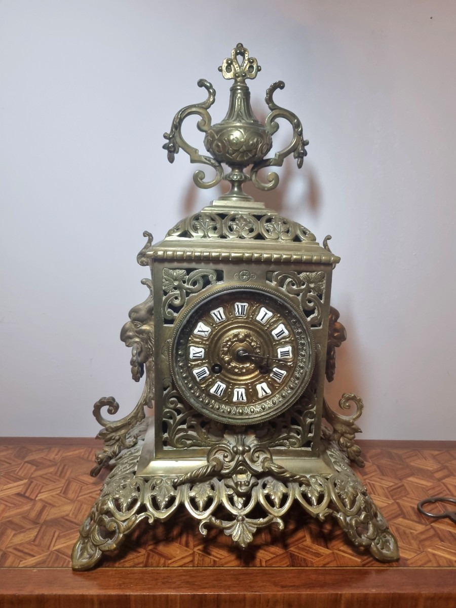 Pendule de cheminée Napoléon III en bronze doré ajouré, XIXᵉ siècle