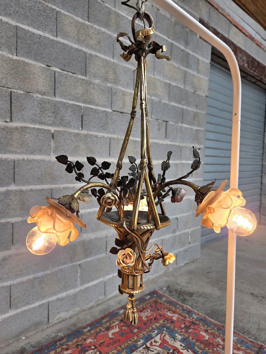 Lustre en bronze doré et patiné,décor de roses, Louis XVI, d'époque fin XIXème 