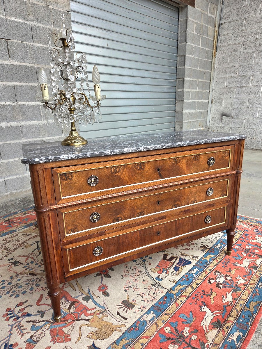 Commode Louis XVI en acajou et filets de laiton, XIXᵉ siècle