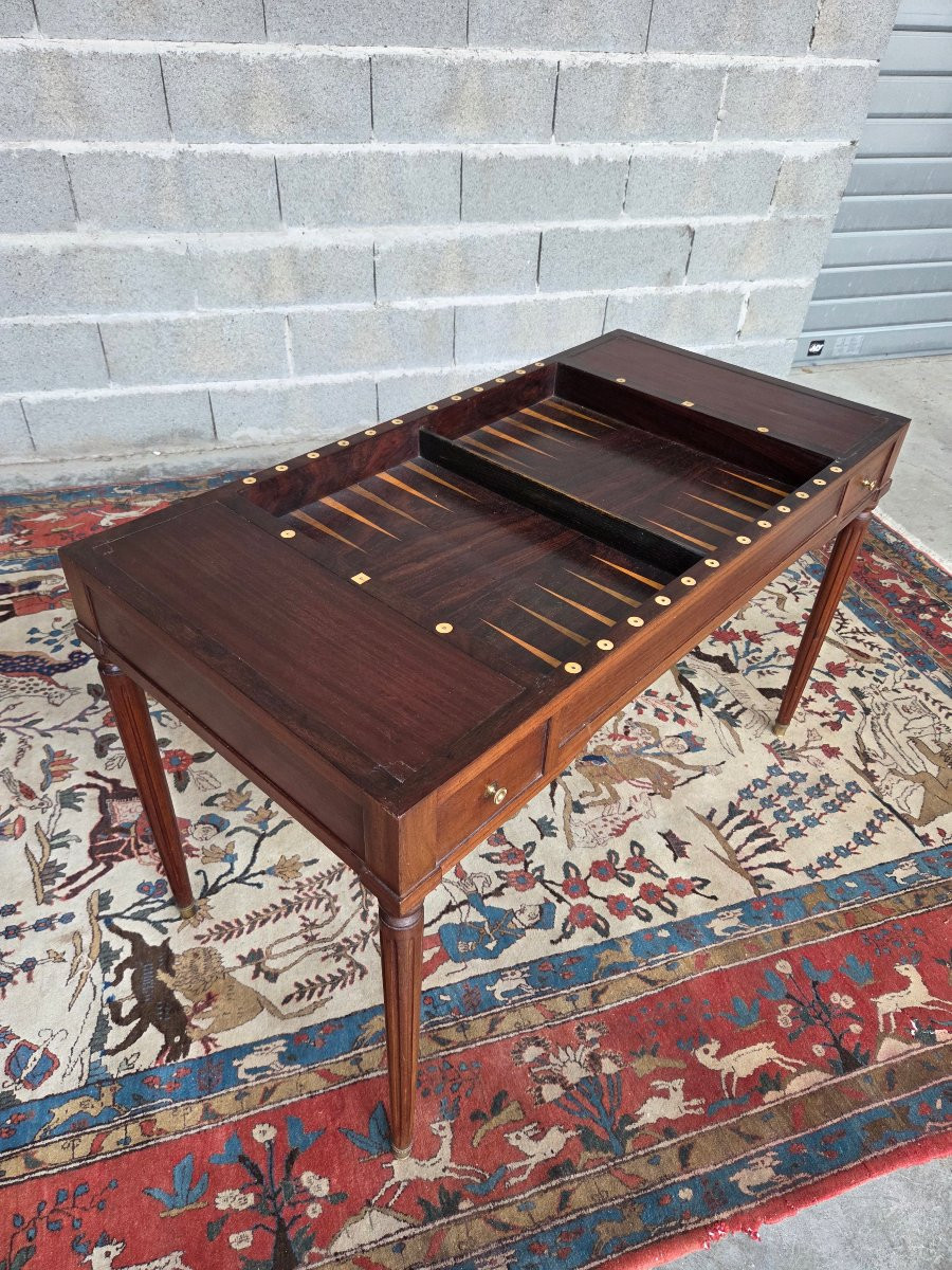 Table à jeux Louis XVI en acajou, plateau réversible, XIXᵉ siècle. -photo-1