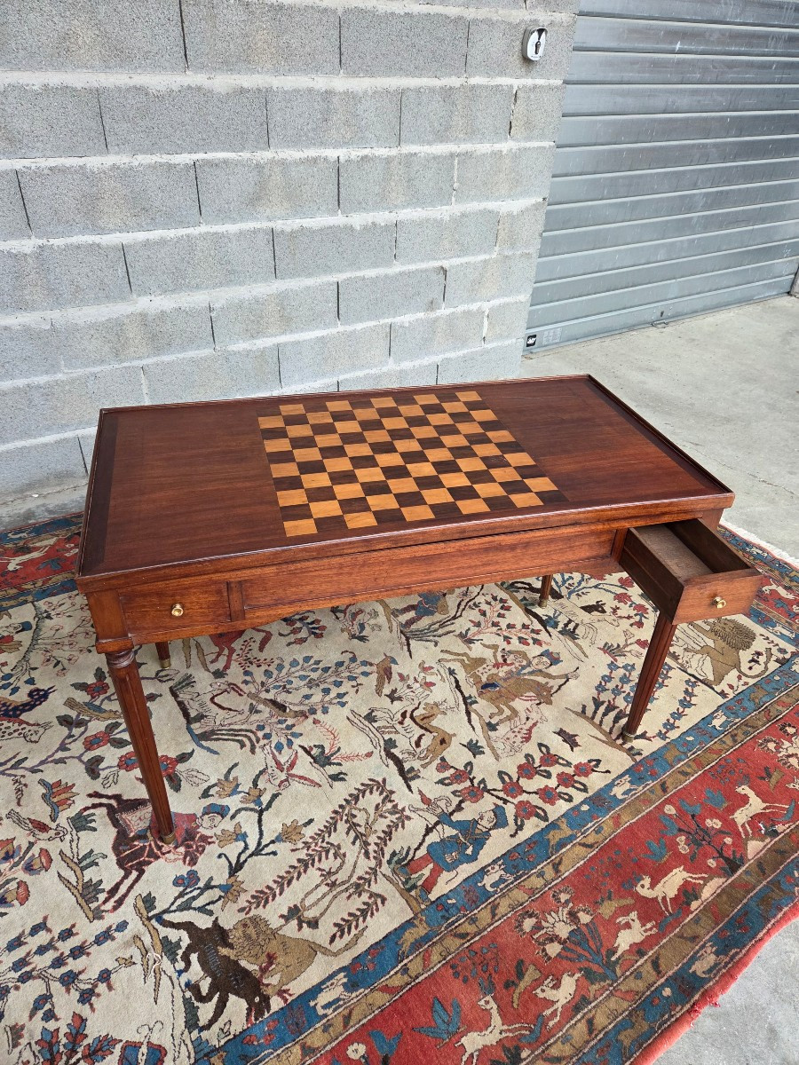 Table à jeux Louis XVI en acajou, plateau réversible, XIXᵉ siècle. 