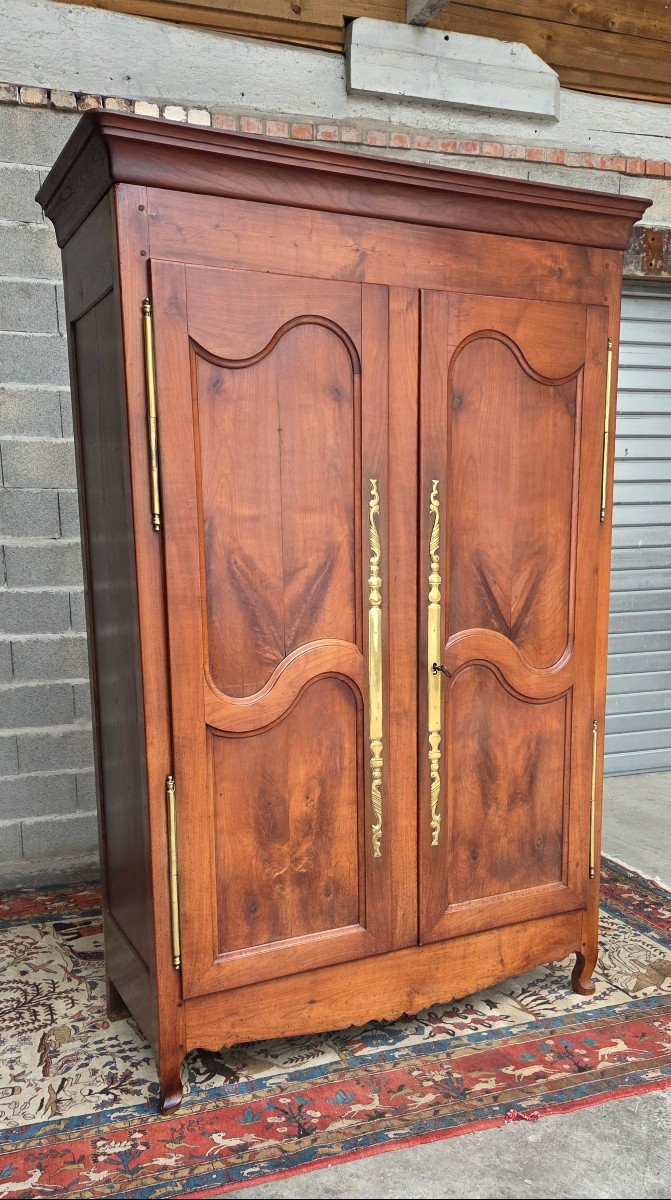 Armoire  Louis XV en merisier – Travail régional du XIXᵉ siècle