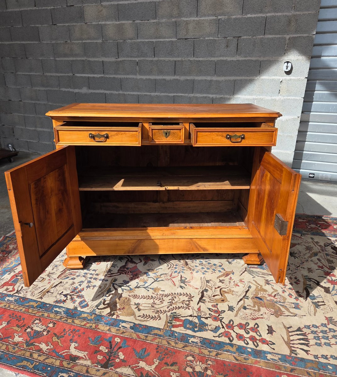 Buffet bas en merisier massif, trois tiroirs, Louis Philippe, Époque XIXᵉ .-photo-1