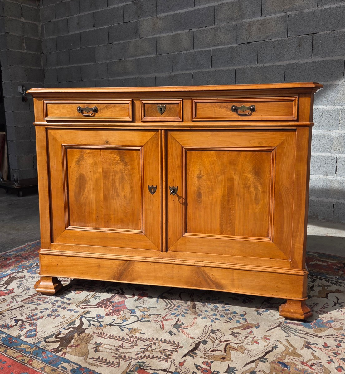 Buffet bas en merisier massif, trois tiroirs, Louis Philippe, Époque XIXᵉ .