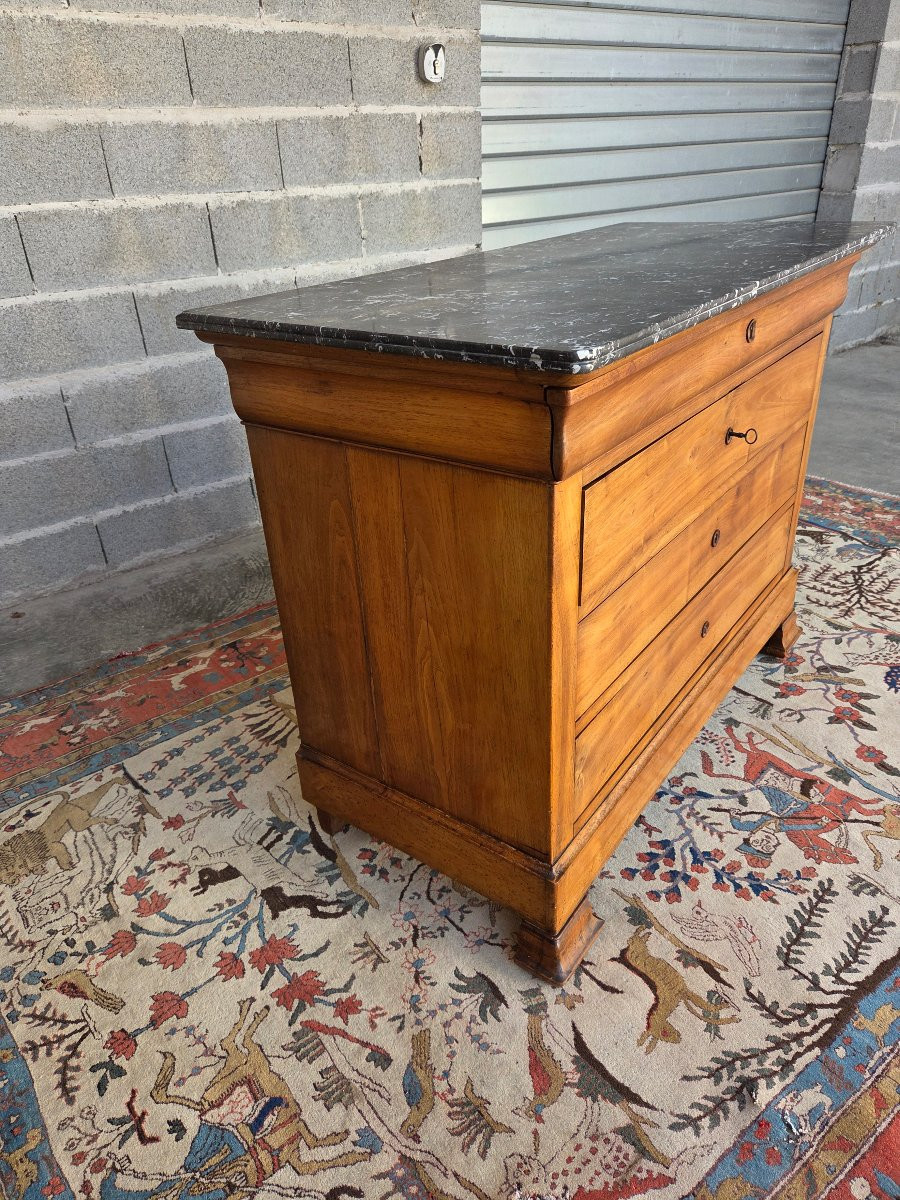 Commode Louis-Philippe en merisier massif, quatre tiroirs, marbre à gorge, d'époque XIXe siècle-photo-2