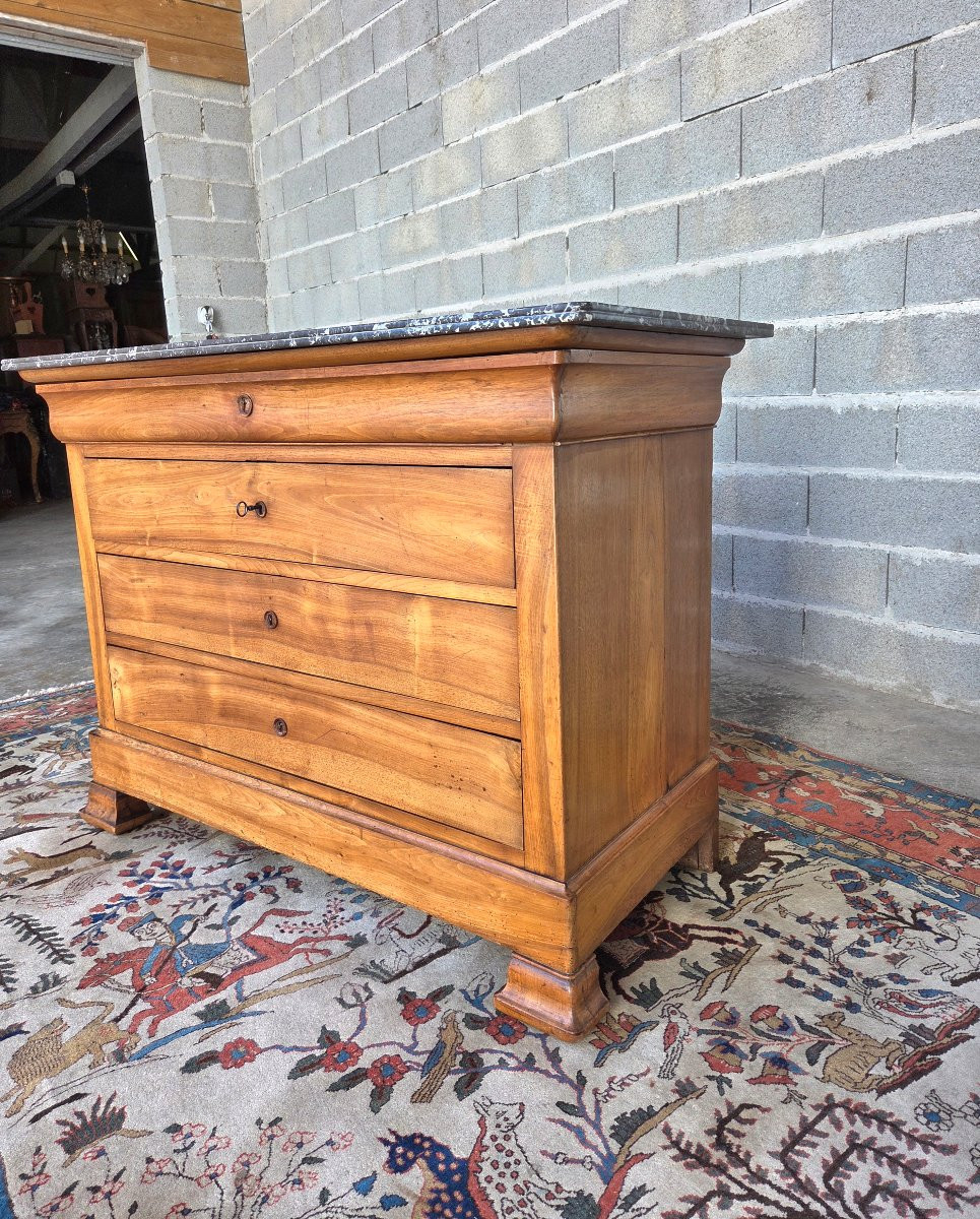 Commode Louis-Philippe en merisier massif, quatre tiroirs, marbre à gorge, d'époque XIXe siècle-photo-3