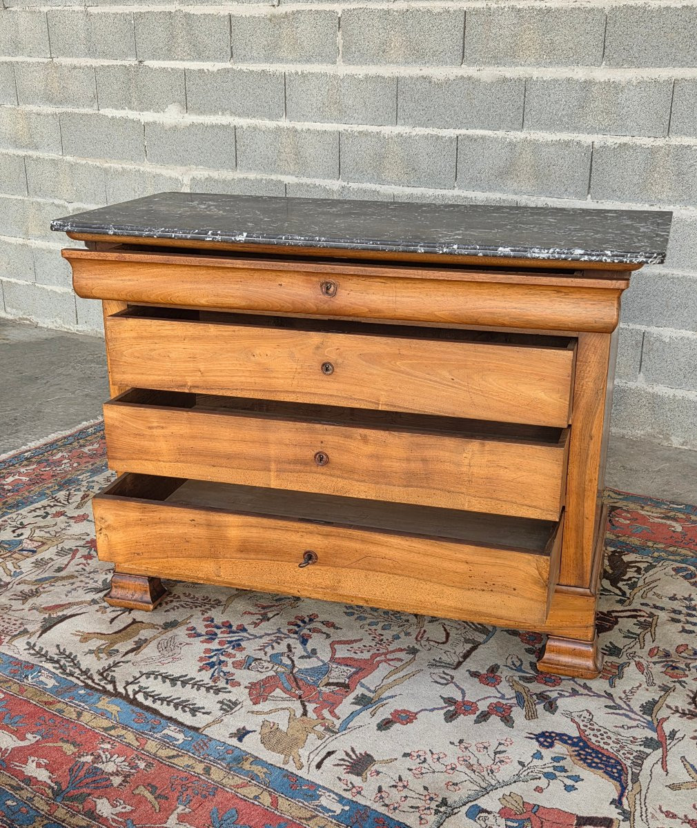 Commode Louis-Philippe en merisier massif, quatre tiroirs, marbre à gorge, d'époque XIXe siècle-photo-5