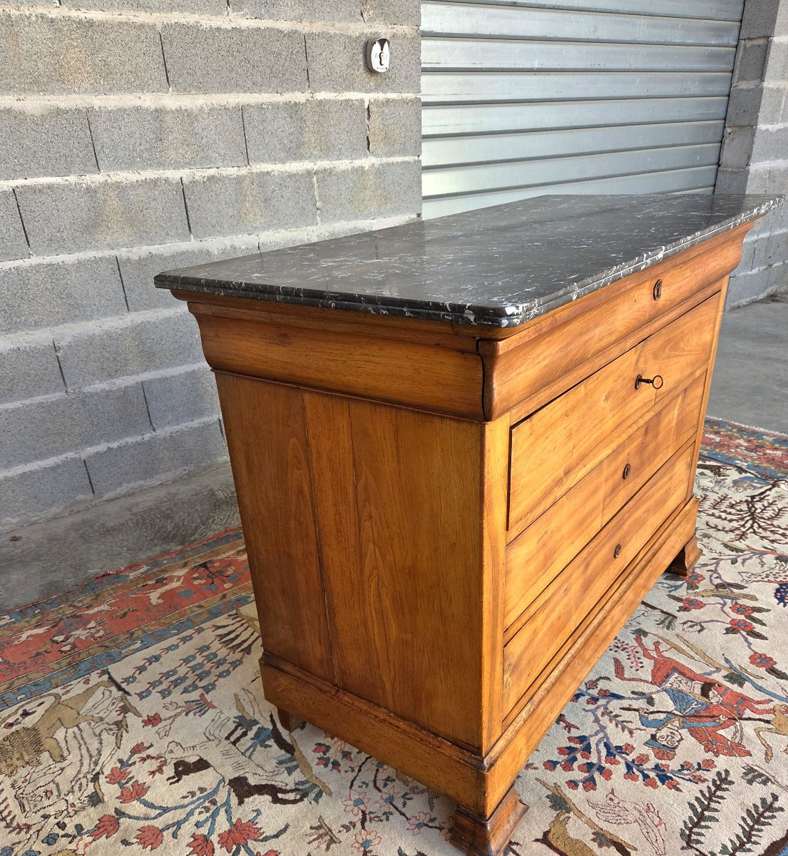 Commode Louis-Philippe en merisier massif, quatre tiroirs, marbre à gorge, d'époque XIXe siècle-photo-7