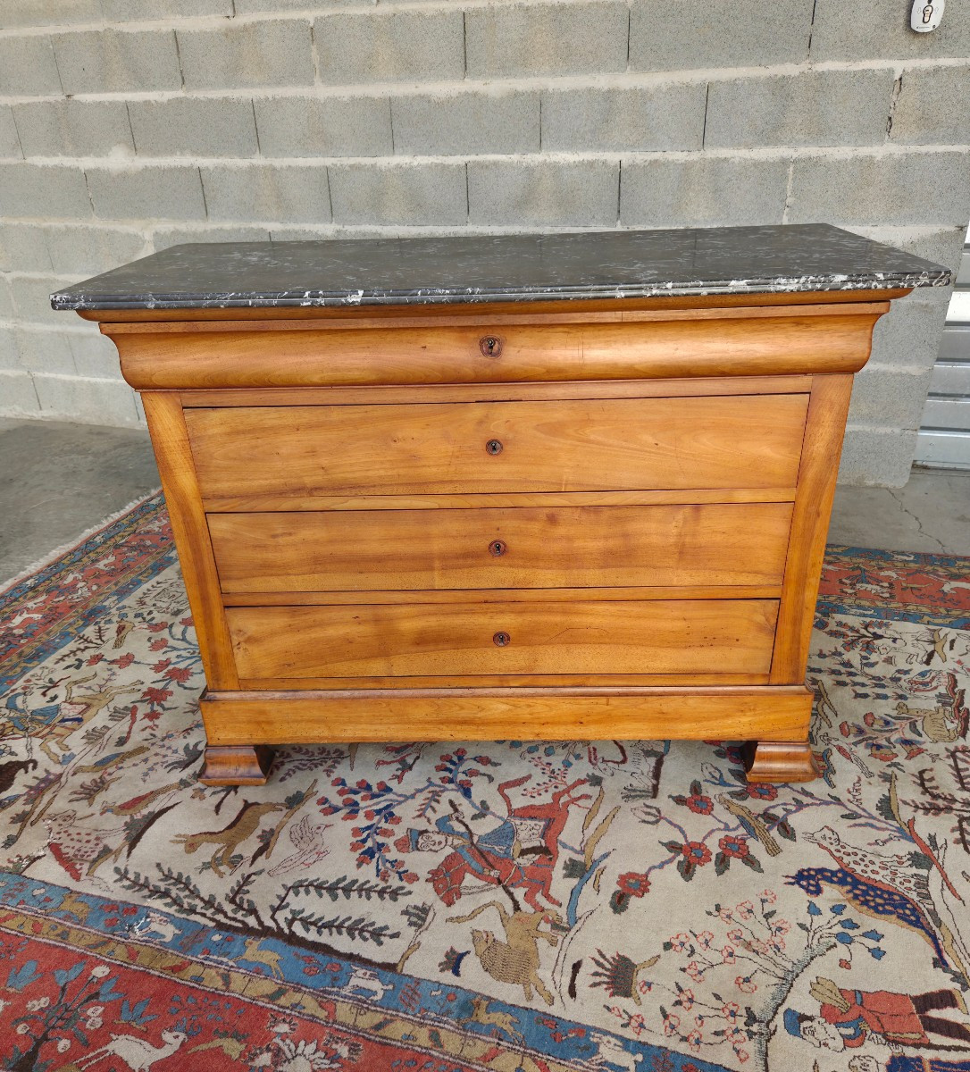 Commode Louis-Philippe en merisier massif, quatre tiroirs, marbre à gorge, d'époque XIXe siècle