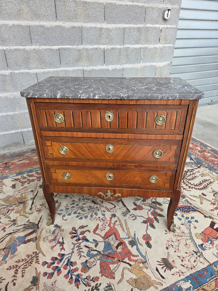  Commode en marqueterie, Transition Louis XV – Louis XVI, d'époque XVIIIe s