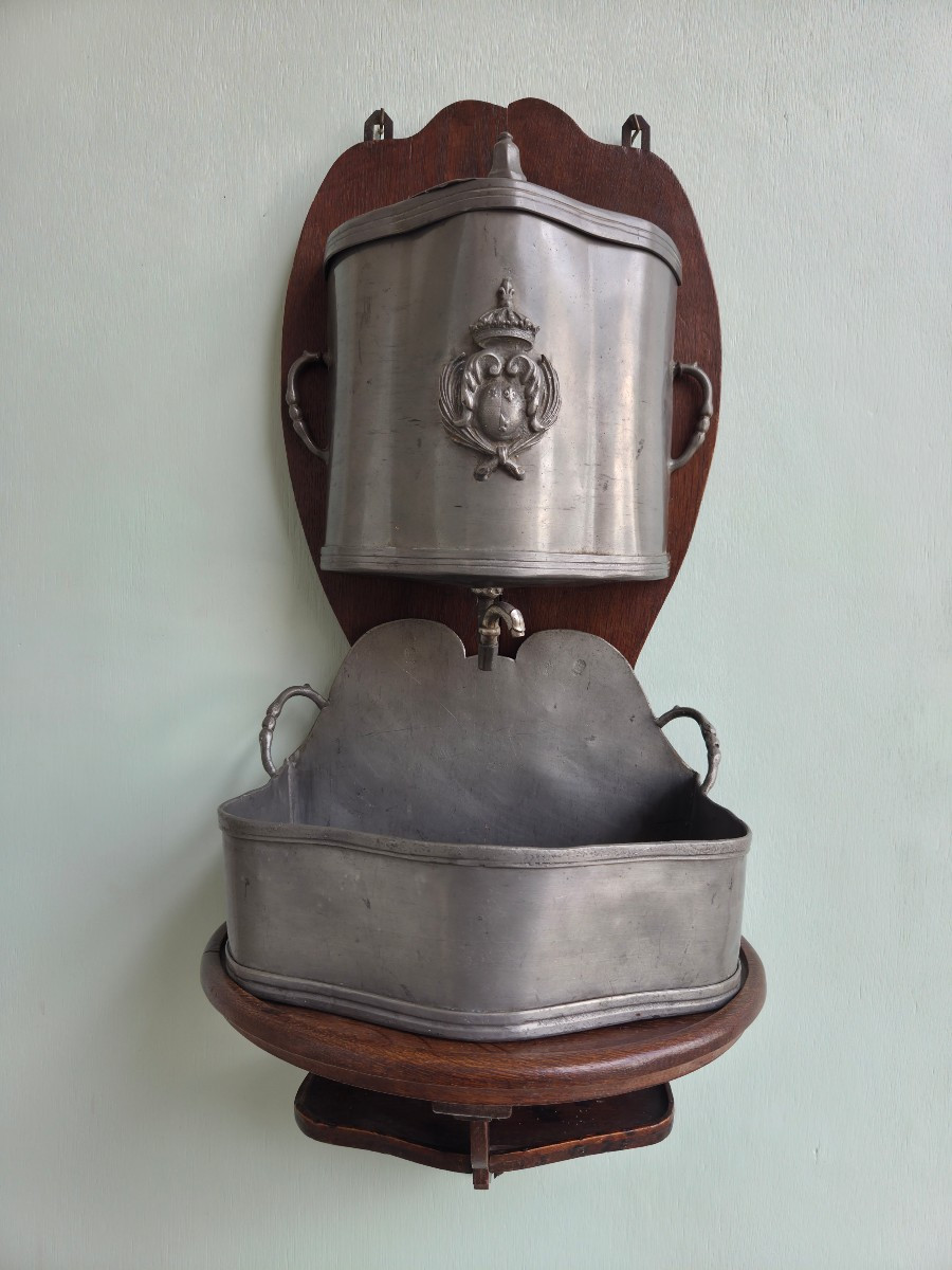 Fountain, Wall-mounted Washbasin In Pewter, Louis XV Regency, 19th Century