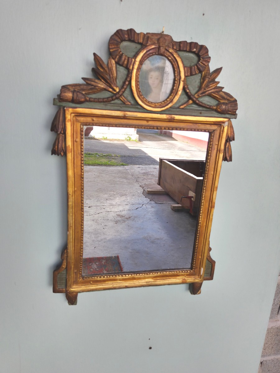 Miroir en bois doré à décor de nœud rubané, Louis XVI d'époque XIXème 