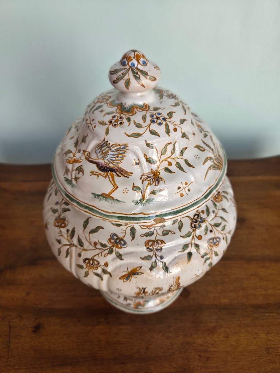 Pot couvert en faïence polychrome dans le goût de Moustier, d'époque XI-photo-3