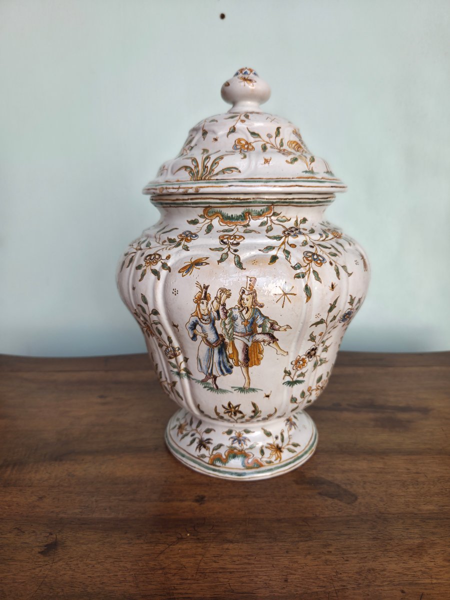 Pot couvert en faïence polychrome dans le goût de Moustier, d'époque XI-photo-1