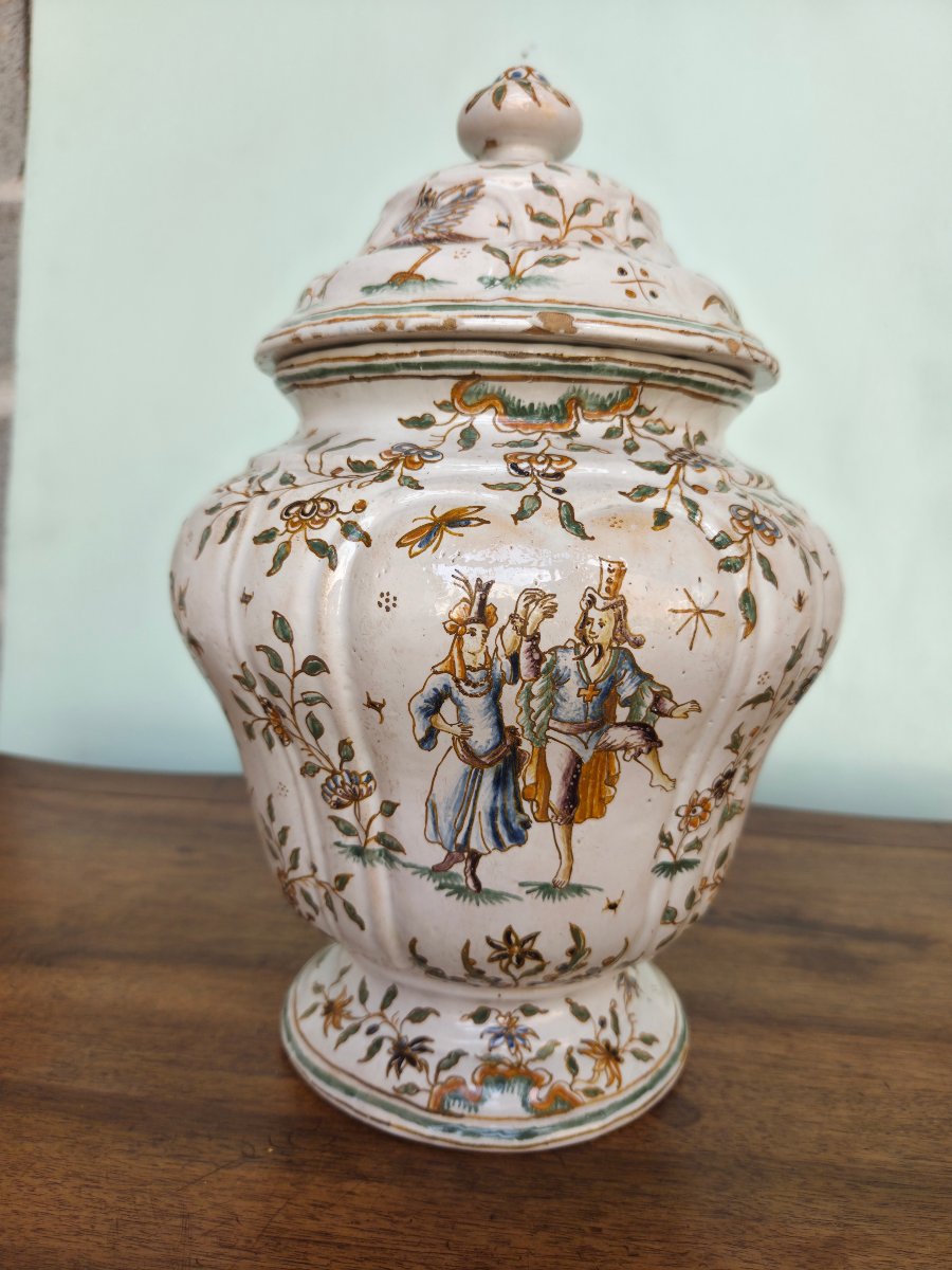 Pot couvert en faïence polychrome dans le goût de Moustier, d'époque XI-photo-3