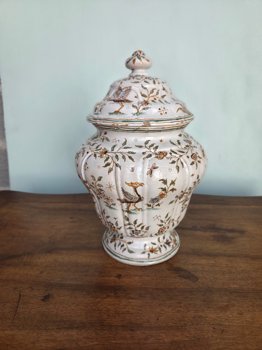 Pot couvert en faïence polychrome dans le goût de Moustier, d'époque XI
