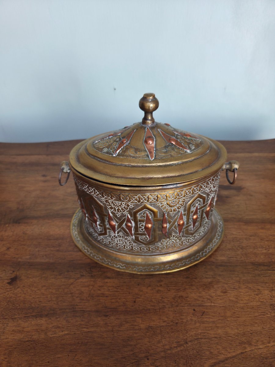 Orientalist Covered Box In Brass And Repoussé Copper, 19th Century-photo-2
