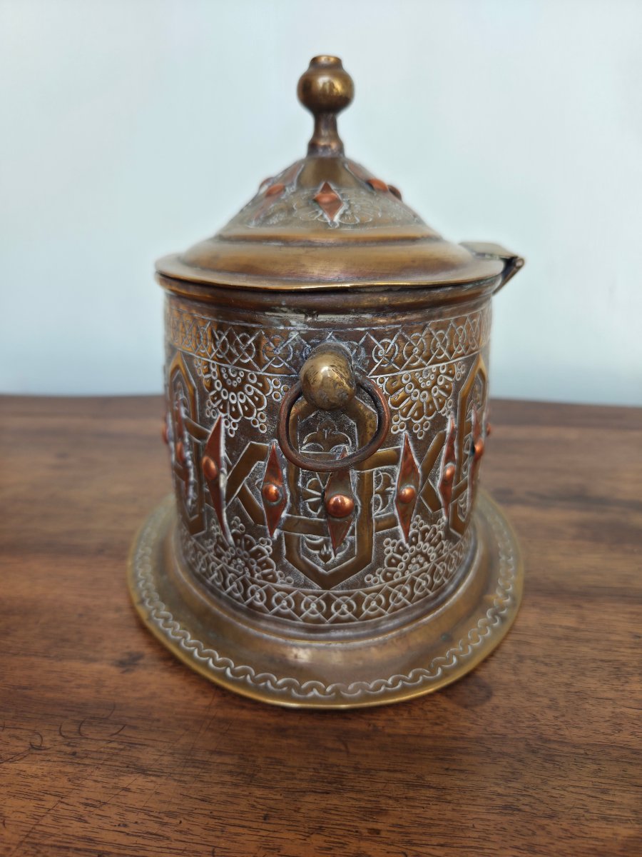 Orientalist Covered Box In Brass And Repoussé Copper, 19th Century-photo-3
