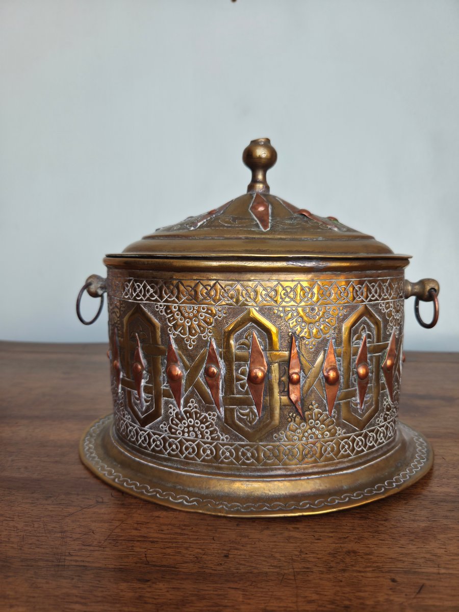 Orientalist Covered Box In Brass And Repoussé Copper, 19th Century-photo-4