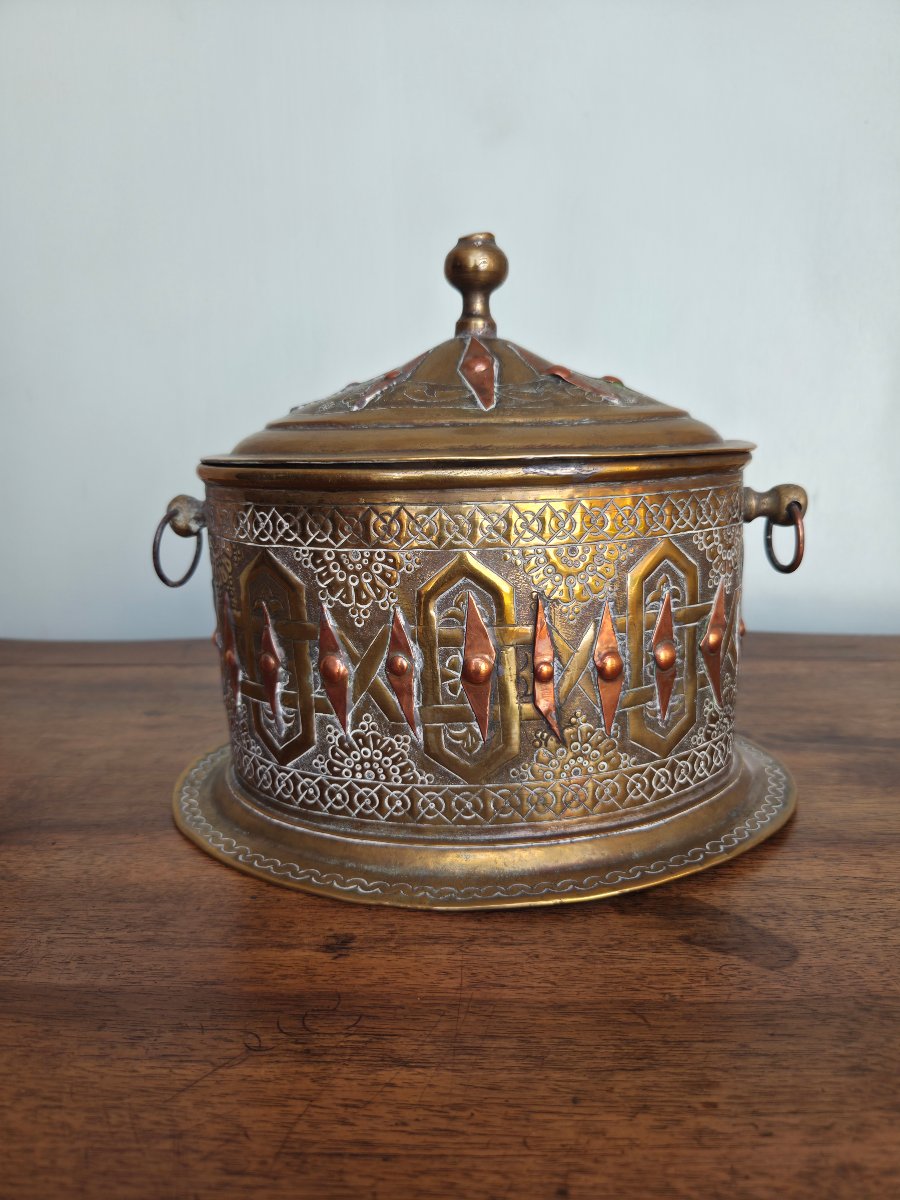 Orientalist Covered Box In Brass And Repoussé Copper, 19th Century-photo-1
