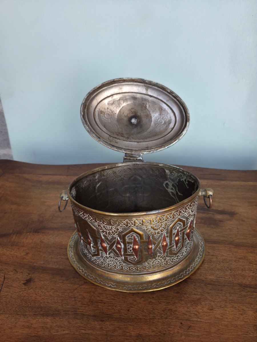 Orientalist Covered Box In Brass And Repoussé Copper, 19th Century-photo-3