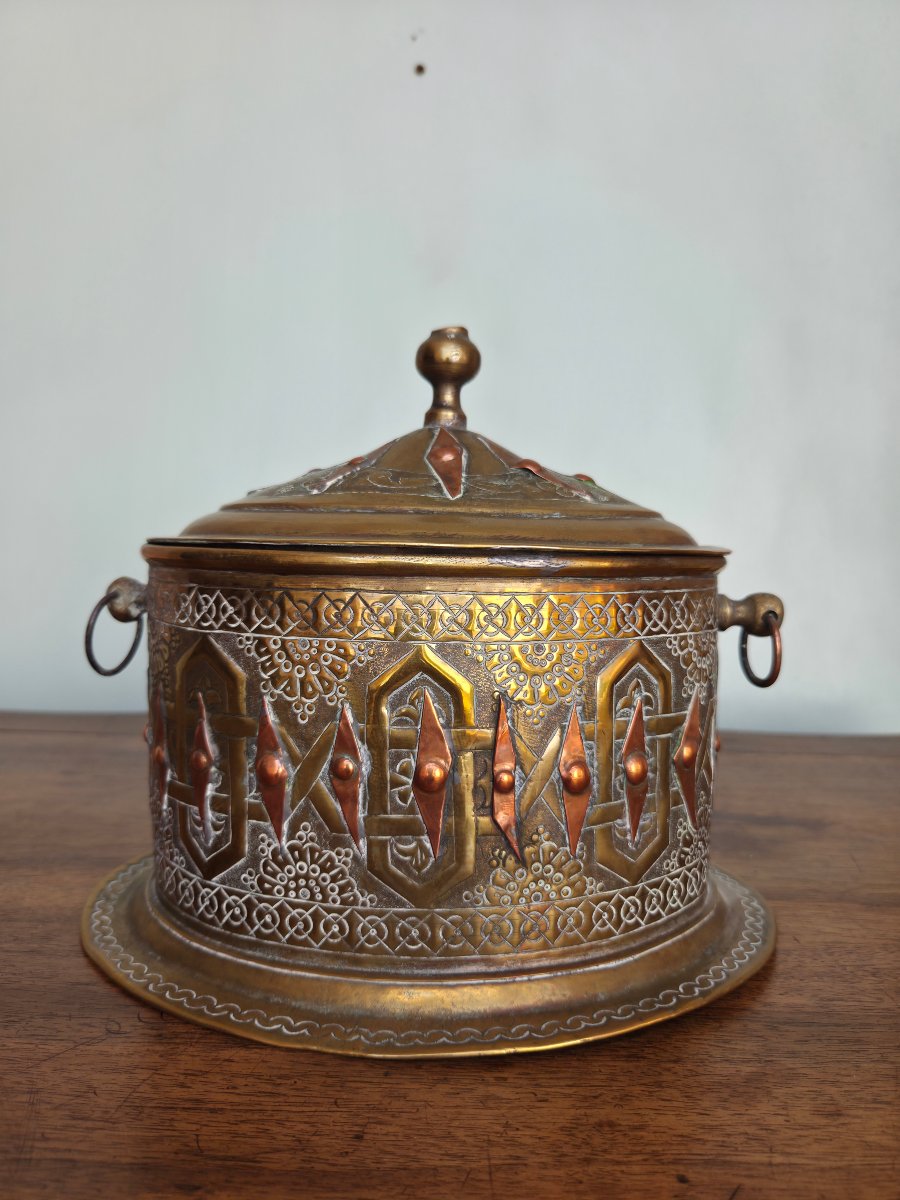 Orientalist Covered Box In Brass And Repoussé Copper, 19th Century